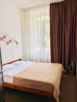 Хостелы MK Hostel Николаев Двухместный номер с 1 кроватью и собственной ванной комнатой-1